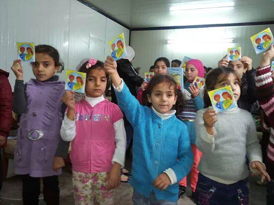 Syrische kinderen met Jamil&Jamila sticker
