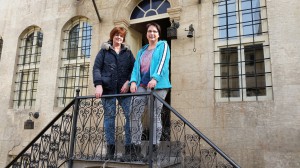 Elsbeth en Esther op de trap voor het hotel