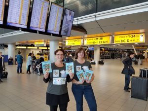 esther-en-elsbeth-vertrekken-vanaf-schiphol-24-okt