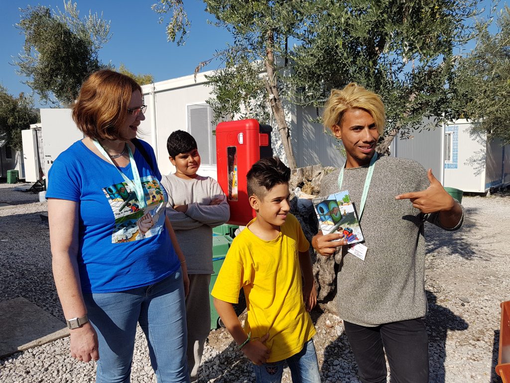 Boeken uitdelen in vluchtelingenkamp Kara Tepe Lesbos