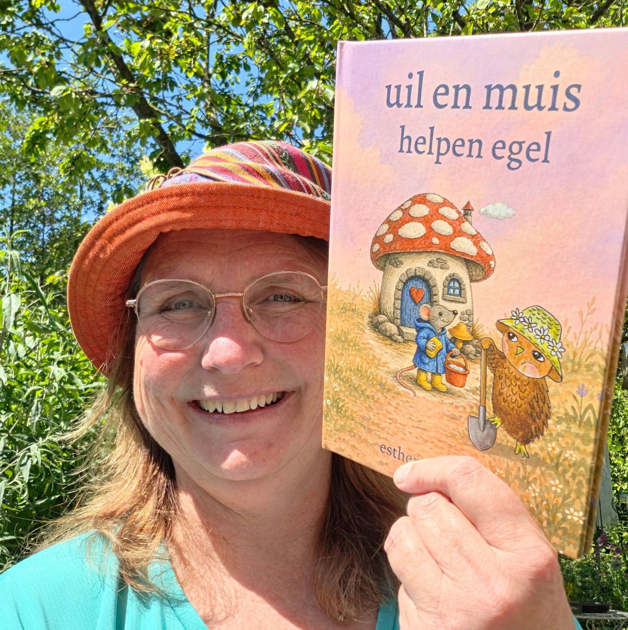 Esther van der Ham met het boek Uil en Muis